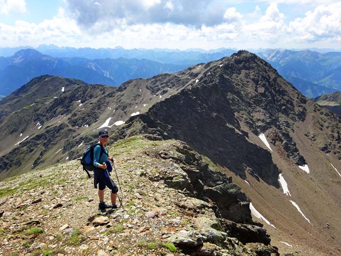 Abstieg am Südostgrat; links Finsterkofel, dahinter Eggenkofel (Lienzer Dolomiten), ganz hinten Hohe Warte des Karnischen Hauptkamms und die Sappada-Dolomiten Abstieg am Südostgrat; links Finsterkofel, dahinter Eggenkofel (Lienzer Dolomiten), ganz hinten Hohe Warte des Karnischen Hauptkamms und die Sappada-Dolomiten