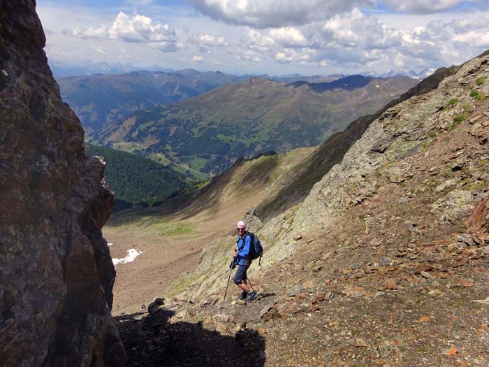wenn man von der Südl. Gölbnerscharte gute 100 Hm absteigt und knapp am Fuß der Rippen zum Gumriaul-Westrücken hinüberquert, kann man diese Schwierigkeiten umgehen wenn man von der Südl. Gölbnerscharte gute 100 Hm absteigt und knapp am Fuß der Rippen zum Gumriaul-Westrücken hinüberquert, kann man diese Schwierigkeiten umgehen