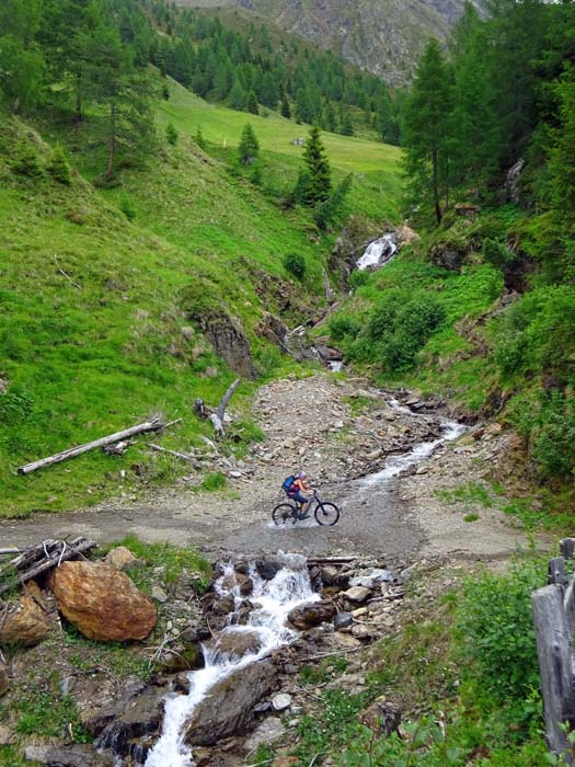 Ulli im Tilliachbach; das Rad erspart eine gute Stunde Abstieg Ulli im Tilliachbach; das Rad erspart eine gute Stunde Abstieg