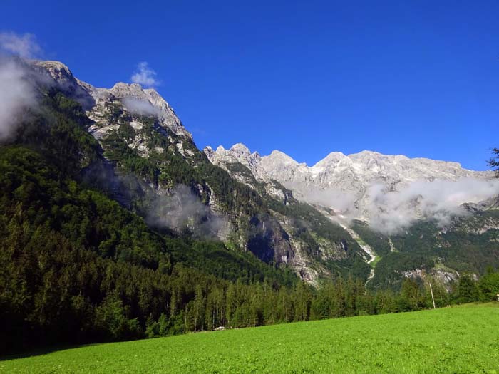 Start- und Endpunkt der großen Runde ist der Schwalberbauer über dem Weißenbach in Gasteig; links das Freieck-Massiv, hinten die Göll-Ostwand