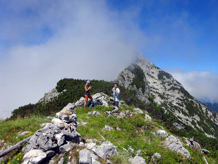 nach schweißtreibendem Aufstieg aus dem Weißenbachtal stehen wir am eigentlichen Ausgangspunkt des Kuchler Kammes: dem Schönbachkopf