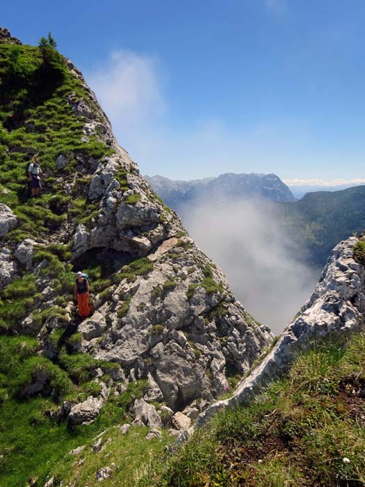 die Scharte zwischen Hollerrücken und dem unbenannten Gratkegel; hinter den Nebeln aus dem Bluntautal die Hochkogel-Nordwestwand im Tennengebirge