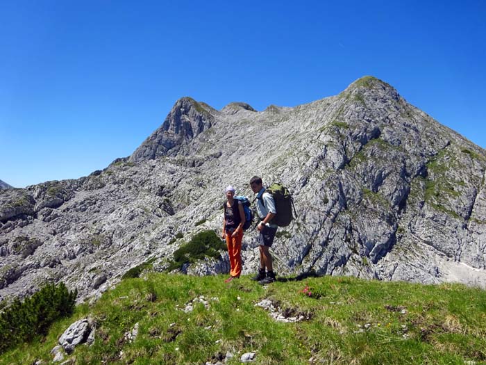 ... auf den erwähnten spitzen Gratgipfel, etwa 2050 m, auch der Weiterweg aufs Vordere Freieck ist klar vorgezeichnet, links die Gruberhörner