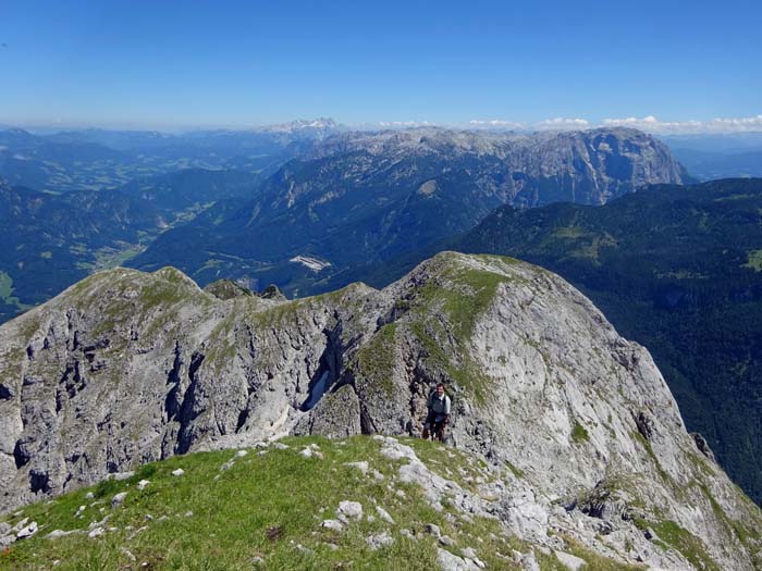 wir erreichen das Hintere Freieck, Rückblick auf den ersten Gratabschnitt, das Tennengebirge und den Dachstein