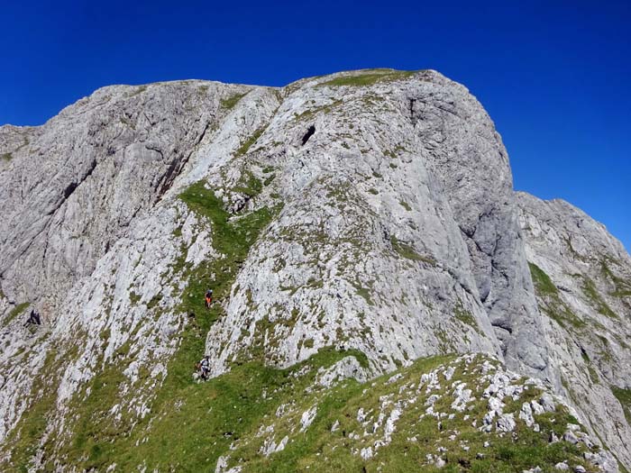 Ulli und Nikolaus beim Abstieg vom Hinteren Freieck (vom Gipfelbuch alsbald links, südwestlich hinunter); die sichtbare Biwakhöhle im oberen Teil des Abbruchs ...