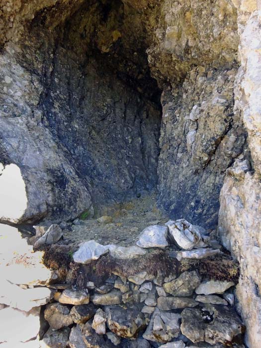 ... ist regengeschützt, aber nicht sonderlich bequem, besser schon oben auf der Gipfelfläche; bei unsicherem Wetter sollte man die Überschreitung ohnehin keinesfalls versuchen