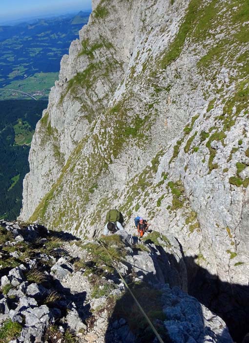 ... und sofort die steile Rinne in gutem Fels hinauf auf den Grat, wo man bald wieder auf BH trifft