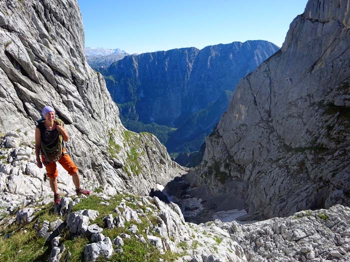 von der Hochscharte ist gegen SSW ein Abstieg zur Alpwinkelalm und ins Bluntautal möglich, Näheres ist uns nicht bekannt; wir befinden uns über dem Hochscharten-Höhlensystem, zurzeit dem zweittiefsten Österreichs