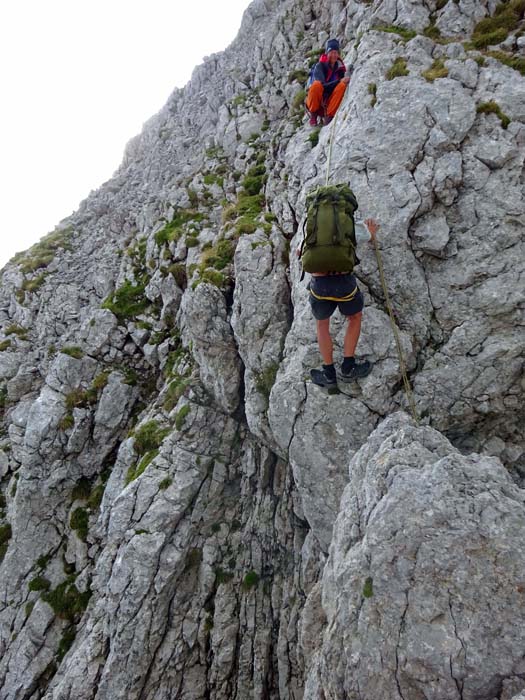 ... zum kurzen, sehr ausgesetzten Finale hinunter; links bricht das Gelände in eine haltlose Steilrinne ab, an Ullis Logenplatz haben wir einen fixen Klemmkeil belassen