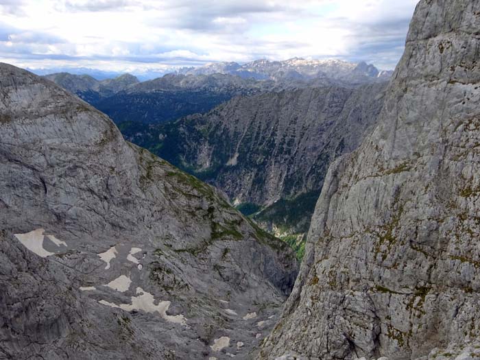 auf diese Weise erreicht man erneut ein Karrenfeld - etwas kleiner als in der Hochscharte - mit Blick ins Gamskar und zum Hochkönig; weiter zum letzten Gegenanstieg rechts der Göllscharte