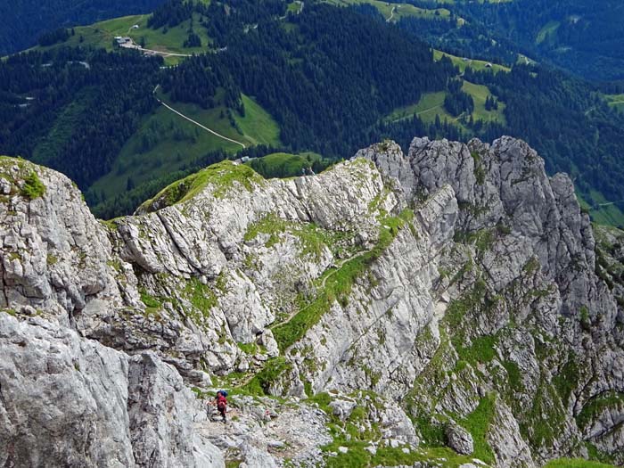 ... welches wir am Ende des Steigs am Grasband (Bildmitte) überschreiten müssen