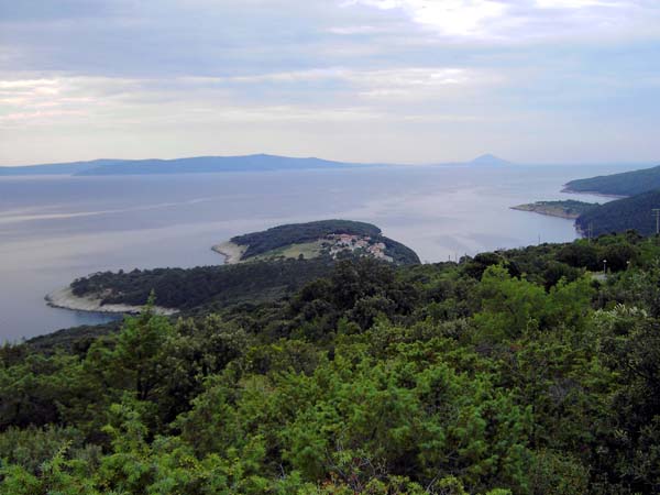 während an der Ostseite des Kammes die Küste bis auf ein paar kleinere Ferienorte noch naturbelassen ist - hier die Halbinsel von Duga Luka - ...