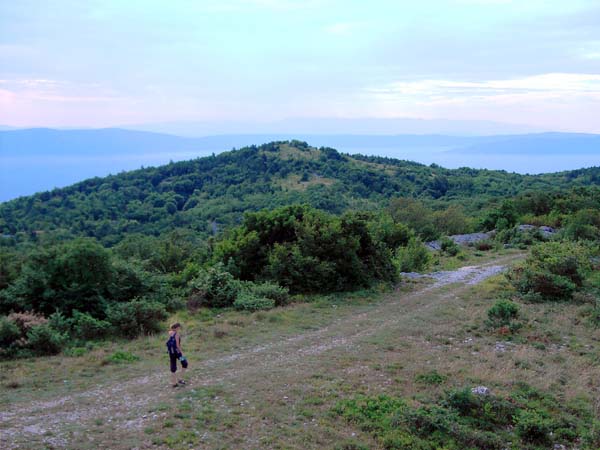 auf dem hochflächenartigen Kamm zwischen Goli und Oštri, dahinter die Insel Cres