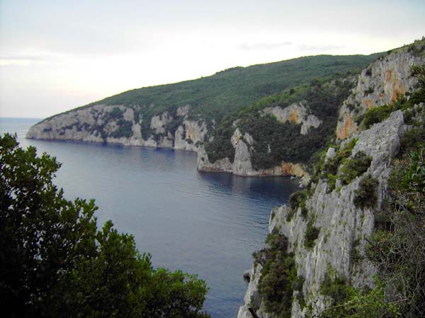 nur 20 km nördlich, unterhalb des kleinen Dorfes Brseč, verbirgt sich der wildeste Küstenstrich Istriens - menschenleer und schwer erreichbar - ...
