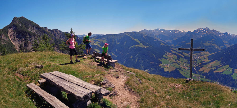 ... aufs Hochstrickl; links noch einmal die Gratlspitze, hinterm Kreuz Inneralpbach