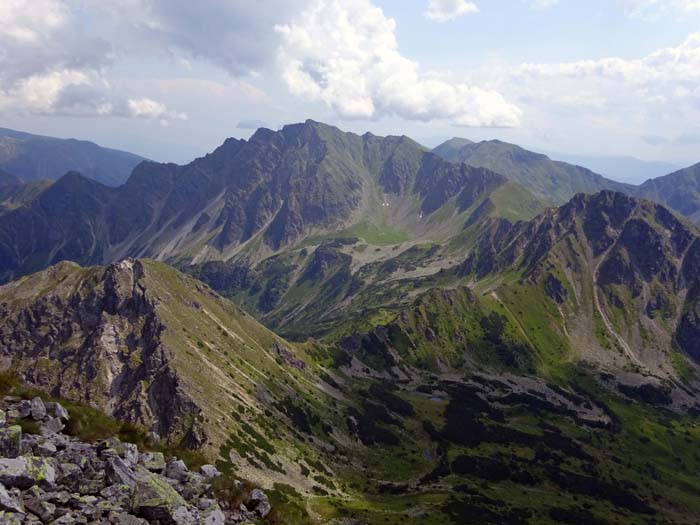 im Süden der Kl. Griesstein, der zu Recht beliebte Gamskögelgrat (s. Archiv Klettern), einer der schönsten Urgesteinsgrate der Ostalpen, und rechts der Knaudachkogel