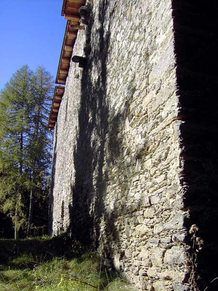 den abweisenden, viergeschoßigen Bau konnte man früher nur von der Nordseite über eine steile Rampe betreten, heute gelangt man von der kleinen Terrasse im Süden durch eine ausgebrochene Türöffnung ins Innere