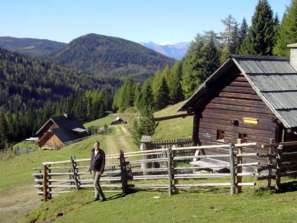 Ulli auf der Dorfer Alm, ganz hinten die Hochalmspitze