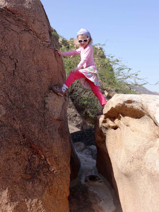 trotz der Hitze bleiben die vielen Felsen am Wegesrand nicht ungenutzt