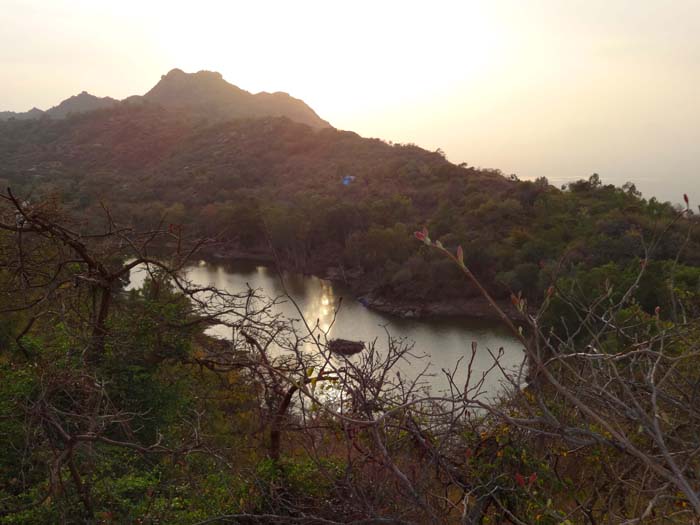 abwechslungsreiche Anfahrt zum höchsten Berg Rajasthans; von der Kammhöhe bricht das Gelände 1000 m steil ins westliche Tiefland ab