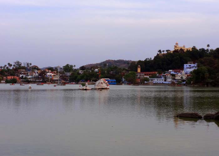 Mount Abu, in 1200 m Höhe am Nakkisee, schon bei den Briten beliebte „Hillstation“, heute Touristenzentrum und Rückzugsort vermögender Inder vor der Gluthitze des Tieflandes