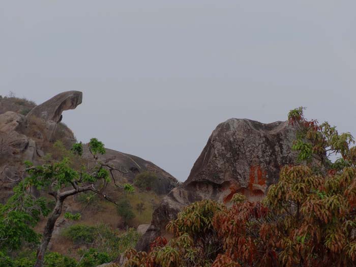 der Ort ist von einer eigenartigen Felsenlandschaft umgeben, die gute Bedingungen zum Wandern und Bouldern bietet; links der Toad Rock südlich über dem Nakkisee