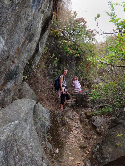 in abwechslungsreichem Gelände geht's durch unberührten Buschwald ...