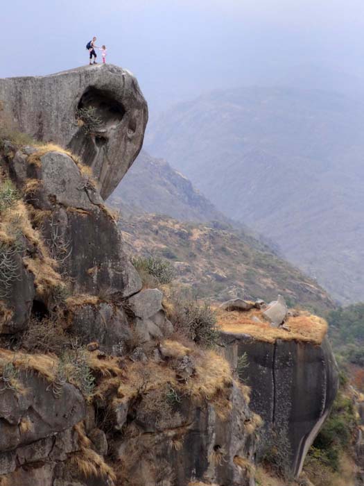 an die tausend Meter sind es von den Fußspitzen der Damen bis hinunter ins Tiefland von Gujarat