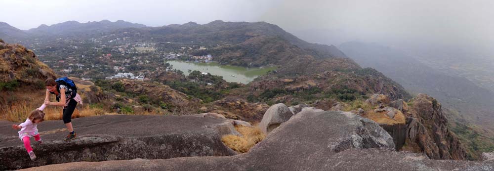 Gipfelblick nach Süden auf Mount Abu und den Nakkisee