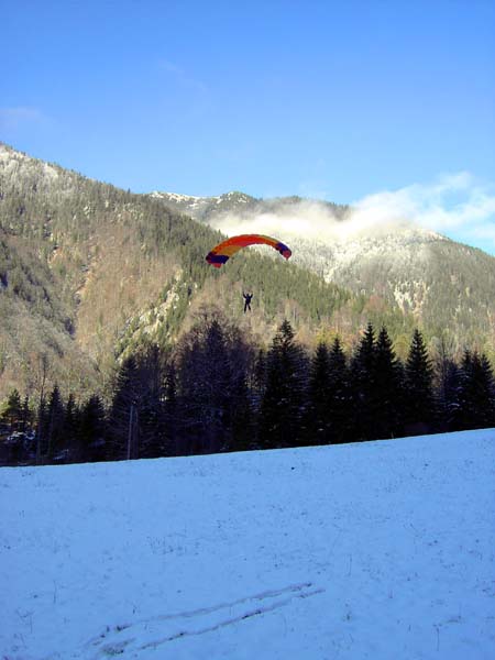 ... fliegt mit historischem Gerät perfekt an (man beachte Erichs Bremsspur) ...