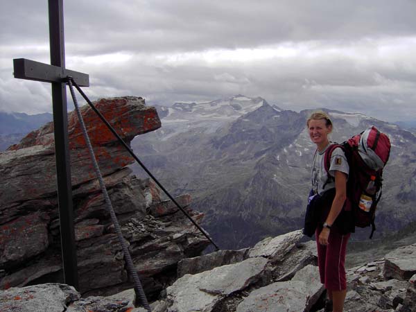 Ulli am Gipfel des Kl. Hafner, dahinter die Hochalmspitze