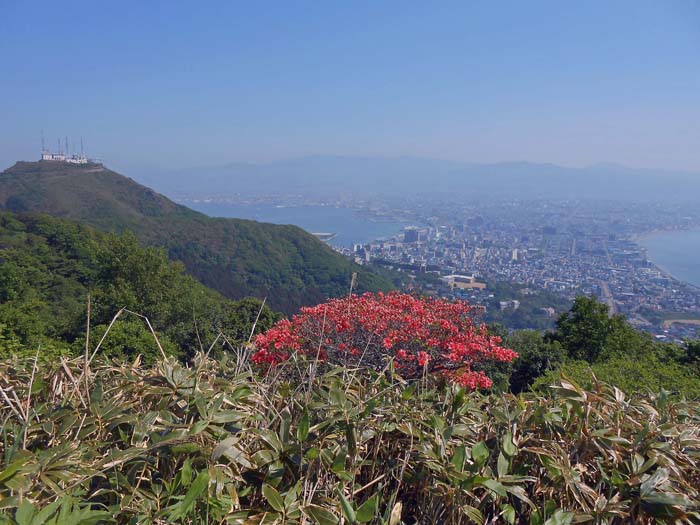 ... zum Gipfel des Jizoyama, links der Hauptgipfel mit der Seilbahnstation; schon jetzt wird die außergewöhnliche Lage Hakodates auf der schmalen Landenge deutlich