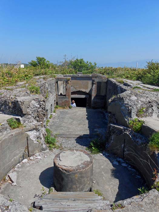 Geschützstellungen des weitläufigen Fort Tsugaru, benannt nach der gleichnamigen Meerenge zwischen Honshu und Hokkaido; es diente zur Verteidigung der Insel, als die Gegend unter die direkte Verwaltung des Tokugawa-Schogunats gestellt wurde; der gesamte Berg war aus militärischen Gründen bis 1946 für die Öffentlichkeit gesperrt