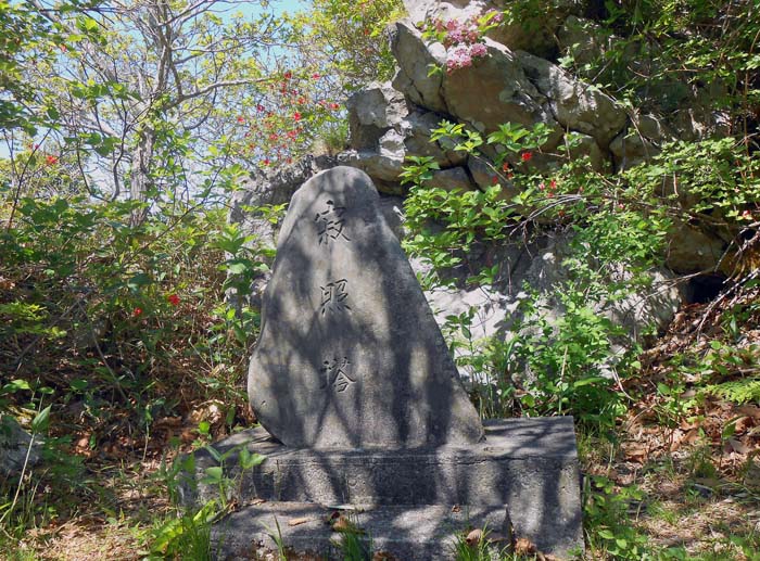 das Wanderwegenetz am Berg führt an einer Reihe von Heiligtümern vorbei