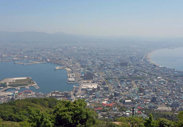 Blick vom Hauptgipfel Gotenyama aufs Stadtzentrum; links der Hafen, rechts der Strand