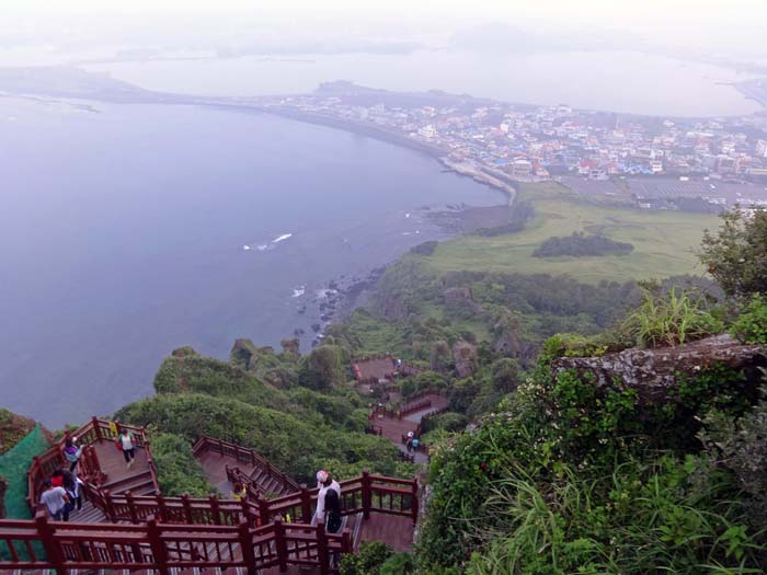 ... wird allmorgendlich von ganzen Pilgerscharen über lange Reihen von Holztreppen erklommen; der Berg ist zwar nur 180m hoch, der Blick bei Sonnenaufgang in den bewachsenen Krater und auf das ihn umgebende Meer ist allerdings unvergesslich