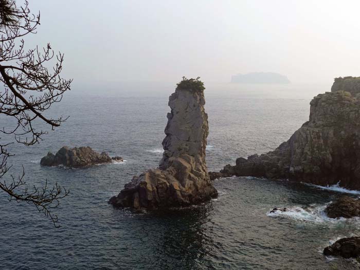 Oedolgae, ein 20 m hoher Felsen vor der Südküste, Schauplatz eines erfolgreichen heimischen Fernsehdramas, aber auch einer alten Sage: ein koreanischer Feldherr soll die Säule mit einer riesigen Uniform bekleidet und so die angreifenden Mongolen abgeschreckt haben