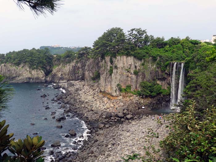 der Jeongbang Wasserfall, ebenfalls an der landschaftlich reizvollen Südküste; die Wasser des Donghong stürzen aus 23 m Höhe ins Meer; die Bilder machen Lust auf ein neues Wanderprojekt: Die Jeju Olle Trails führen über 20 Etappen und 300 km vorwiegend an der Küste rund um die insel