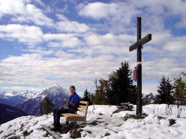 am Gipfel des Feldls, im Hintergrund Grimming und versteckt der Hechlstein