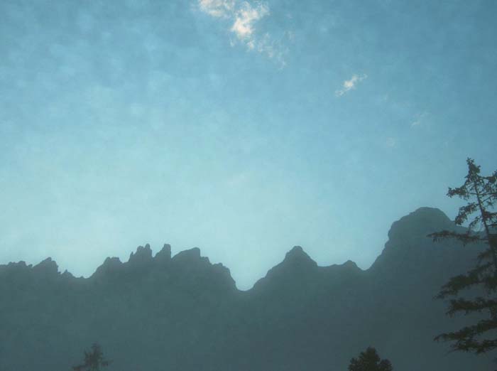 wenn sich die herbstlichen Morgennebel über der Röll lichten, erscheinen wie gespenstische Schatten die verwunschenen Zinnen des Hetzaukammes: links Scheren, rechts der Mitte Jakobinermütze, ganz rechts Westl. Hochplattenkogel