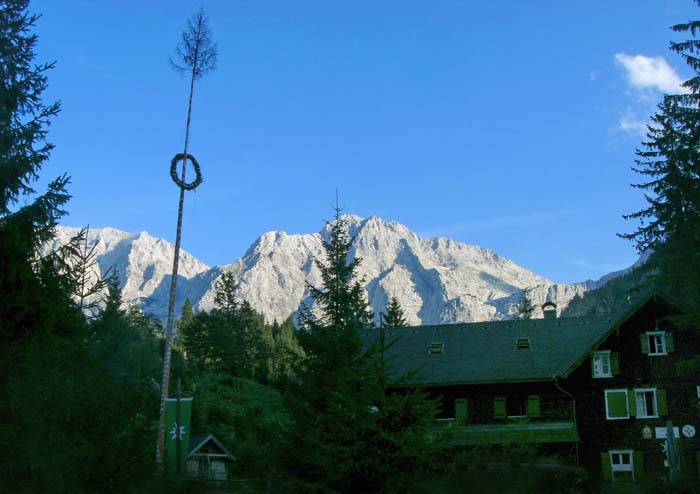 wir wählen als Ausgangspunkt für die Überschreitung aber das Nachbartal; Almtaler Haus in der Hetzau gegen Schermberg Nordwand