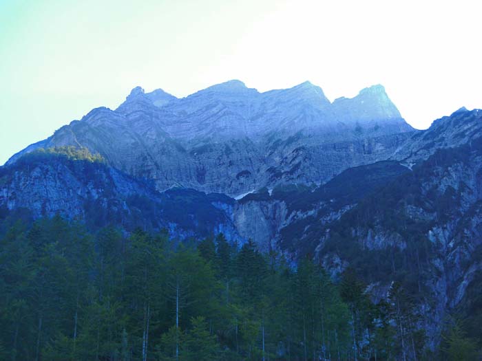 der Karlgraben (Bildmitte) aus der Hetzau, links Pyramidenkogel, rechts Fäustling