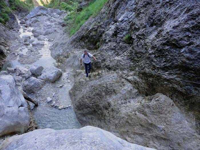 trotz anfänglicher Seilsicherungen im sich bald klammartig verengenden Karlgraben, finden wir keinen einfach zu begehenden Ausweg aus dem Grund der Schlucht ...