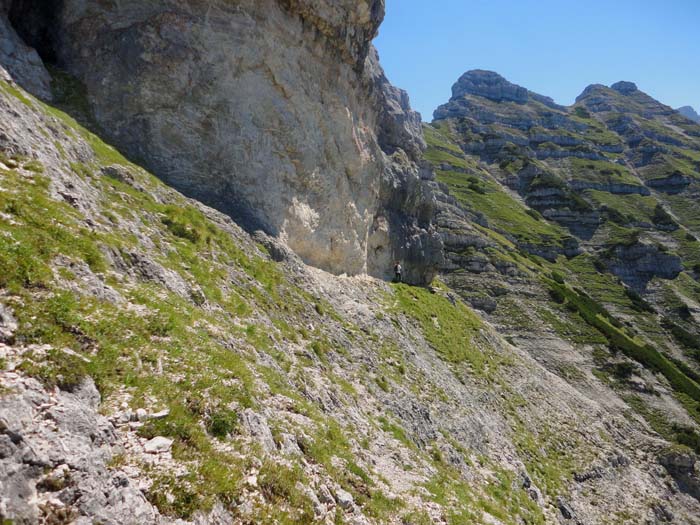 auf schmalen Steigspuren queren wir knapp am Wandfuß ...