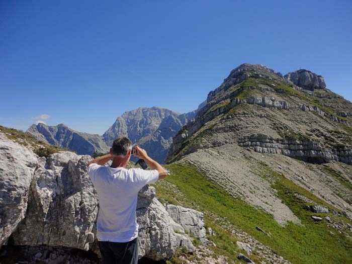 der Kamm ist angenehmer zu überschreiten, als wir erwartet haben; der seltsame Gipfelaufsatz des Pyramidenkogel macht neugierig