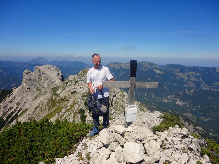 Rückblick vom Pyramidenkogel zum Fäustling, in Verlängerung ganz hinten der Traunstein