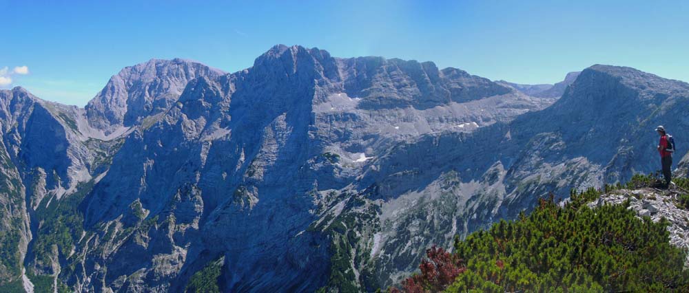 Gipfelpanorama SO bis S, es dominieren Gr. Priel und Schermberg Nordwand, die zweithöchste Wand der Nördl. Kalkalpen