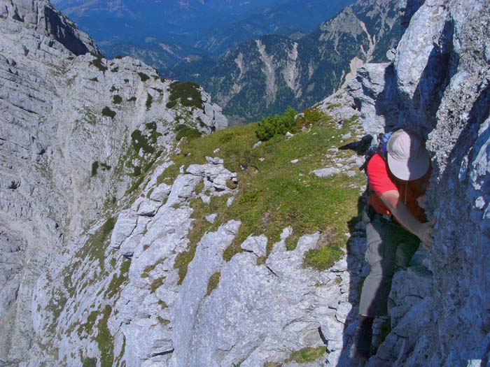 Drago am Spreizschritt beim Einstieg in die NW-Flanke; ähnelt die vorherige Passage dem Dachl zwischen Rosskuppe und Hochtor im Gesäuse, so bekommen wir hier einen Verwandten des Ennstalerschrittes am Peternpfad zwischen die Finger, nur viel kleingriffiger