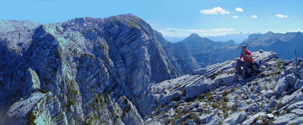 im SSW der etwas problematischere Übergang zum Westl. Hochplattenkogel sowie der Blick über den Röllsattel bis zum Elm und zum Dachstein