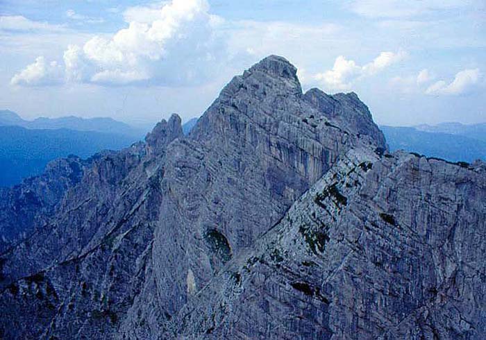 ein rarer Anblick: die Jakobinermütze von S, aus der Nordflanke des Westl. Hochplattenkogel; die nicht ganz unproblematische Fortsetzung der Überschreitung wurde bis jetzt nur sehr selten durchgeführt